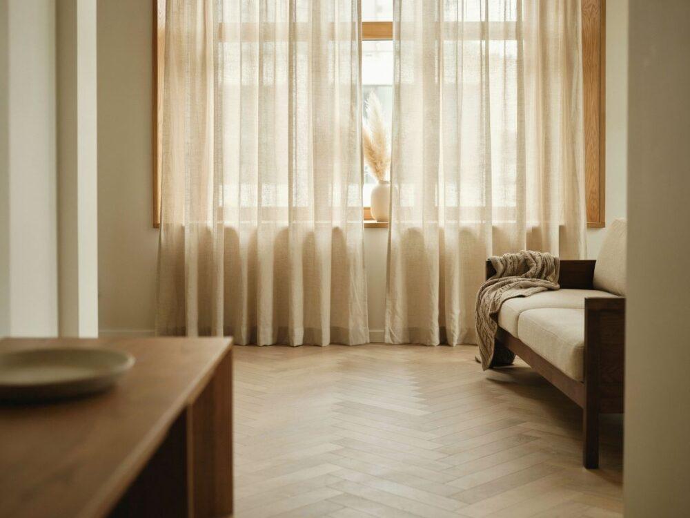 białe zasłony do salonu