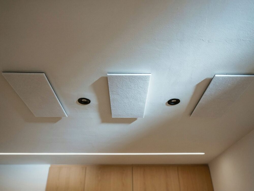 sufit z oświetleniem LED